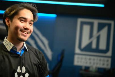 竞技宝app下载 的电子竞技 Player smiling with the 的电子竞技 lab behind him